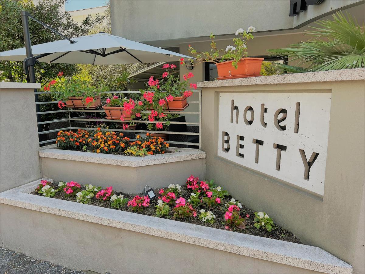 Hotel Betty Personal Style And Beach Village Rimini Exteriér fotografie