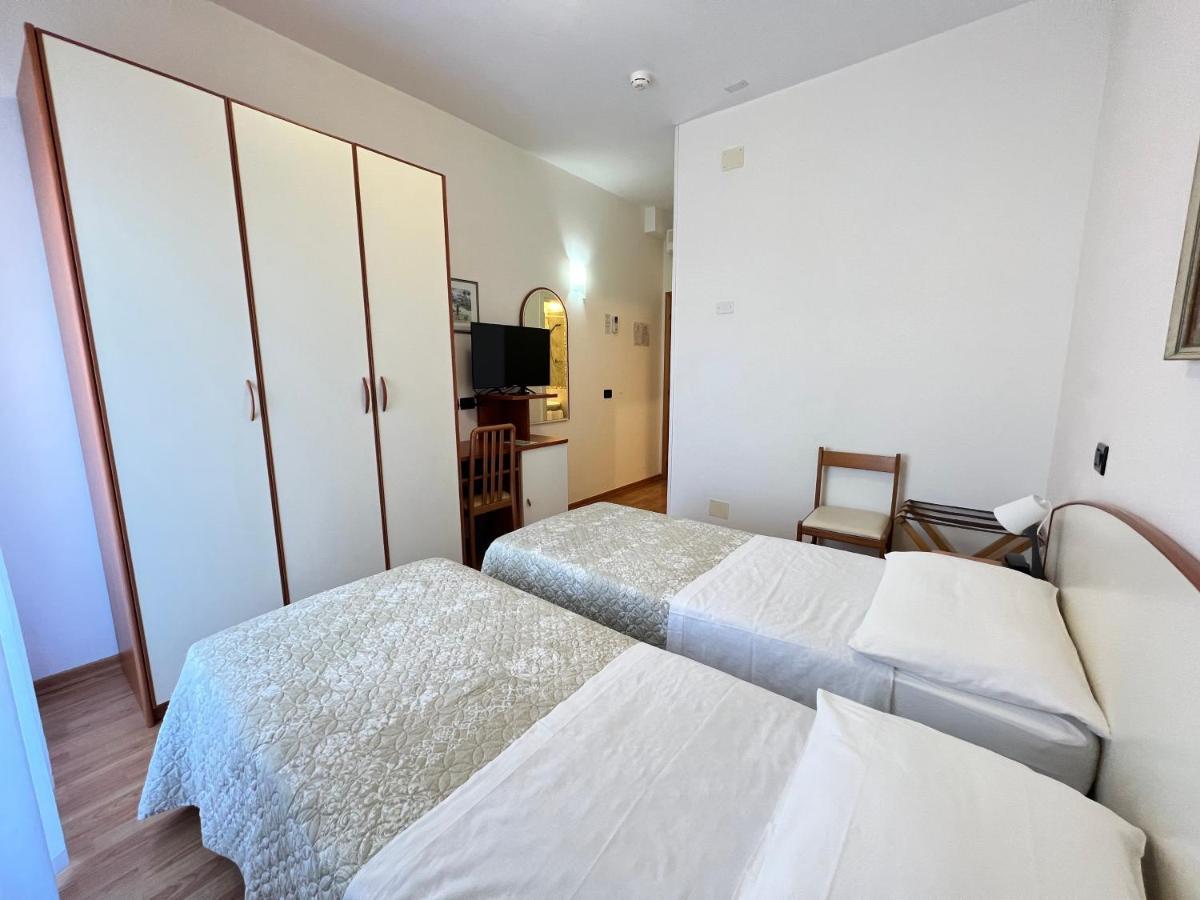 Hotel Betty Personal Style And Beach Village Rimini Exteriér fotografie